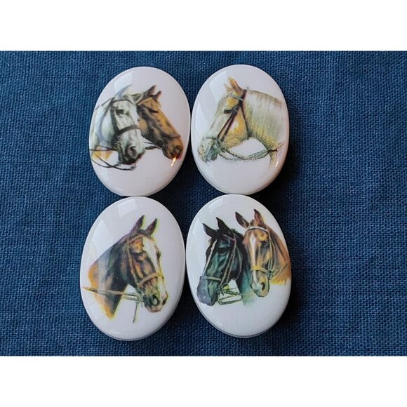 Set of 4 vintage porcelain or ceramic button covers with horses - Picture 2 of 6